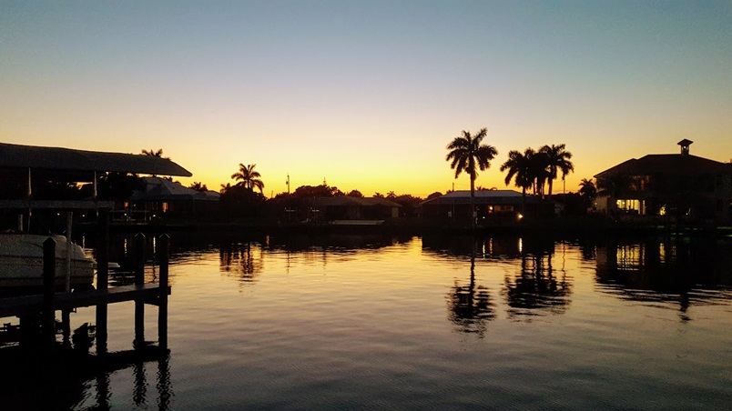 Ferienhaus am Kanal mit Blick zum Sonnenuntergang